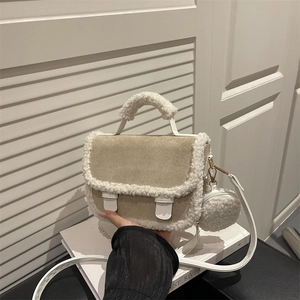 Borsa in pile sherpa e pelle scamosciata con mini portamonete e tracolla rimovibile