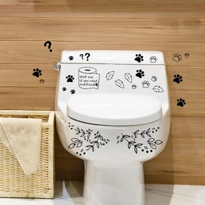 Detail van waterdichte kattenpootstickers op een wit keramisch toilet