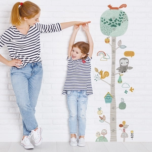 Detailaufnahme Wandtattoo Kindermesslatte mit Waldbaum, Tieren und Zentimeterskala