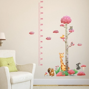 Detailansicht der Cartoon-Tiermesslatte mit rosa Baum für das Kinderzimmerdeko