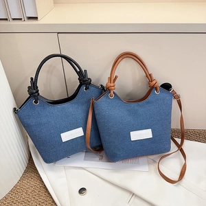 Sac seau en denim avec poignées en cuir en bleu marine et contraste marron