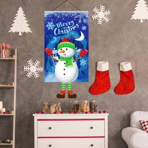 Σημαία κήπου με χιονάνθρωπο Merry Christmas σε τοίχο με εορταστική διακόσμηση