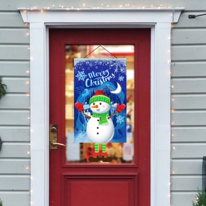 Λεπτομέρεια κρεμαστής πινακίδας Merry Christmas με χιονάνθρωπο σε κόκκινη πόρτα με φώτα