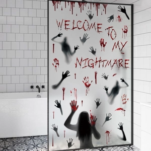 Halloween Aufkleber Detail mit blutigen Handabdrücken und Welcome To My Nightmare Schrift