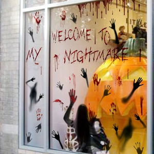 Detail von blutigen Handabdruck-Aufklebern und Welcome to My Nightmare Text am Fenster