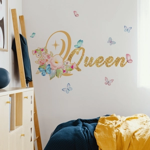 Détail du sticker mural Queen doré avec roses roses et papillons pour chambre