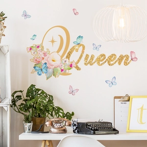 Sticker mural Queen doré avec fleurs roses et papillons colorés pour décoration