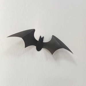 Detailansicht eines schwarzen 3D-Fledermaus-Wandstickers mit Falten für Halloween