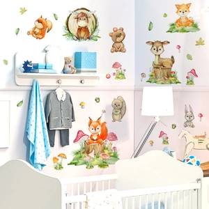 Detail der Waldtier-Wandaufkleber mit Aquarell-Fuchs und Reh in einem Kinderzimmer