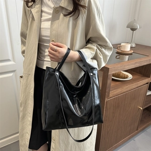 Grand sac cabas en cuir verni noir brillant avec bandoulière pour femme élégante