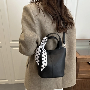 Sac seau chic en cuir noir avec foulard à pois élégant et bandoulière amovible