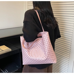 Détail d'un grand sac cabas rose avec imprimé monogramme lettre M sur cuir PU pour femme