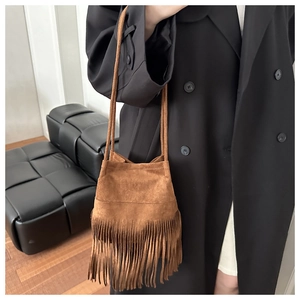 Sac bandoulière en daim marron avec de longues franges au style bohème rétro