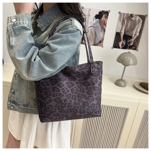 Detailed view of the leopard print tote bag with large capacity and shoulder straps