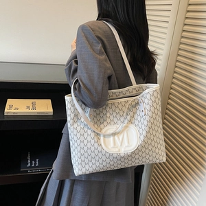 Sac fourre-tout blanc vintage avec motif monogramme M et emblème rond pour femmes