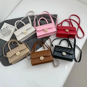 Collection de sacs à main matelassés avec fermoirs dorés en forme de cœur, multi-couleurs