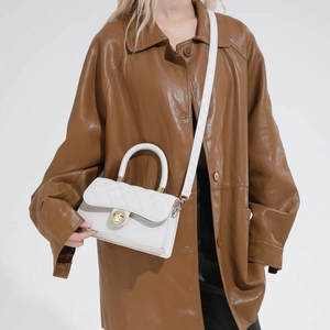 Sac à main blanc matelassé avec fermoir rotatif doré et bandoulière pour femme
