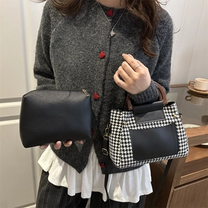Vintage houndstooth handbag with wooden handle and matching black inner pouch set