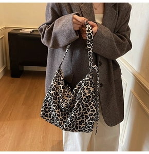 Detail of leopard print shoulder bag with spacious design for daily autumn commuting style