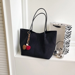 Grand sac cabas minimaliste en daim noir avec pendentif en peluche et fines anses