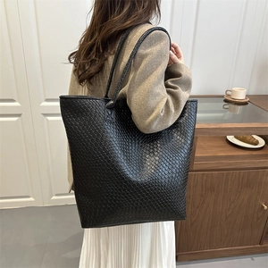 Chic black woven large tote bag for women, stylish minimalist shoulder bag for commuting