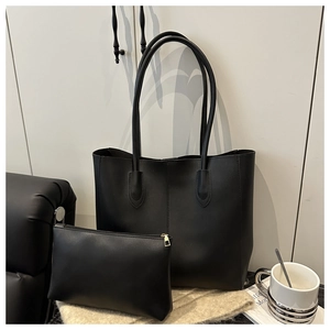 Détail du sac cabas minimaliste noir avec texture mate et sa pochette assortie incluse