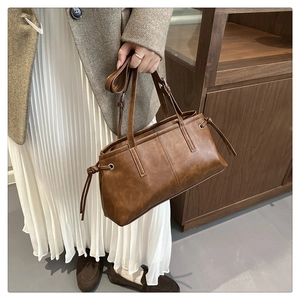 Detailansicht der braunen Vintage PU-Ledertasche mit verstellbarem Gurt und Knotenakzent