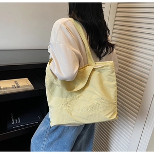 Détail du grand sac cabas jaune clair avec broderie coeur et motif d'ours