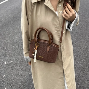 Borsa vintage leopardata con ciondolo in perline di legno e tracolla in pelle