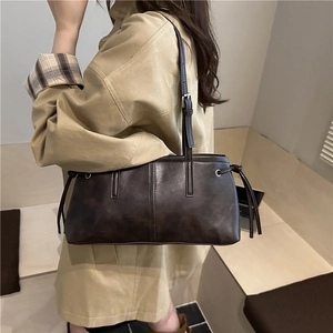 Dunkelbraune Retro-Achseltasche aus Leder mit verstellbarem Riemen und Tunnelzug-Details