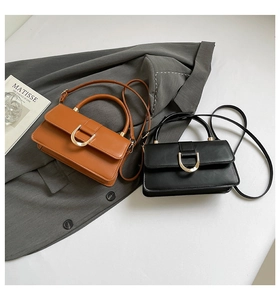 Detail of solid color crossbody bags with gold D-buckles and elegant shoulder straps