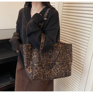 Grand sac cabas à imprimé léopard porté à l'épaule, idéal pour la mode d'automne et hiver