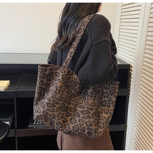 Détail du grand sac cabas imprimé léopard montrant la texture douce et les motifs rétro
