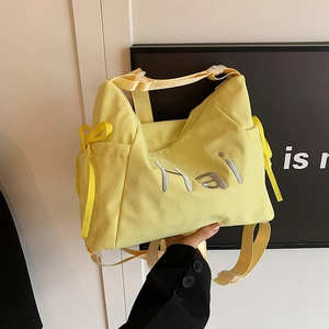 Sac fourre-tout en nylon jaune avec lettres brodées et bandoulière réglable pour femmes