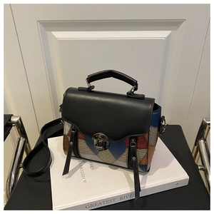 Dettaglio borsa in pelle multicolore con hardware argento vintage e chiusura rotonda