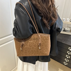 Vintage leopard print tote bag in brown suede with elegant shoulder straps and metal accents