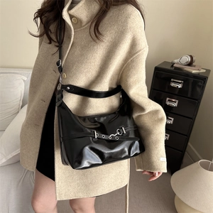 Borsa a tracolla minimalista nera lucida a mezzaluna con dettagli in metallo argento