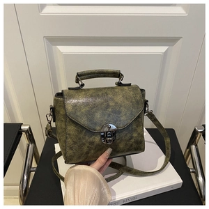 Detail der vintage grünen Kunstledertasche mit Retro-Metallverschluss und Textur-Finish