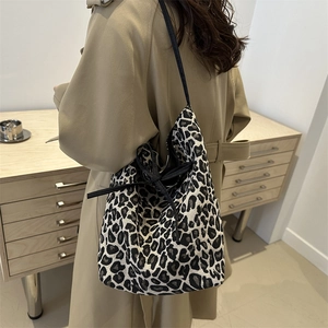 Sac seau minimaliste imprimé léopard avec cordon de serrage et fine bandoulière