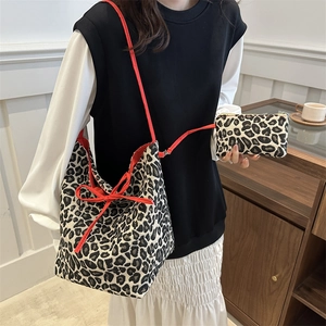 Sac seau léopard et pochette avec nœuds rouges et texture en toile résistante