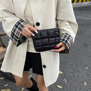 Fashionable black puffer quilted clutch bag in nylon for casual winter street style
