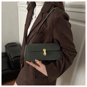Détail du sac sous le bras vert foncé à motif léopard avec boucle en métal doré