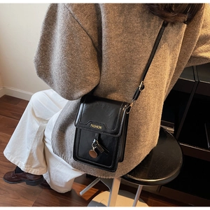 Sac bandoulière en cuir noir brillant avec imprimé FASHION et pendentif rond en métal