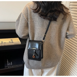Petit sac bandoulière vertical en cuir PU brillant noir avec bandoulière réglable et breloque