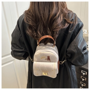 Détails du mini sac à dos en toile avec imprimé chat et finitions en cuir marron