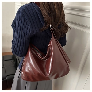 Détail du sac cabas bordeaux brillant avec texture cirée et fermeture à glissière