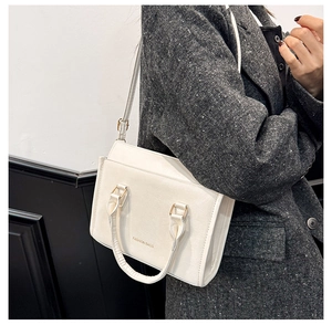 Détail du sac à main en cuir minimaliste blanc cassé avec imprimé doré Fashion Bags et fermoir