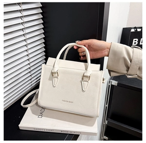 Vue détaillée du sac à main blanc en cuir avec texte Fashion Bags sur un livre déco