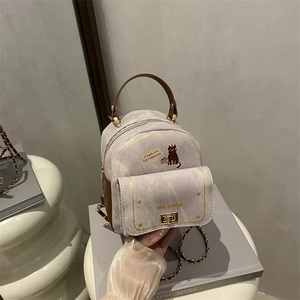 Mini sac à dos en toile grise avec illustration de chat et bandoulière en chaîne dorée