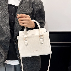Sac à main vintage en cuir blanc avec texte Fashion Bags porté avec une poignée élégante